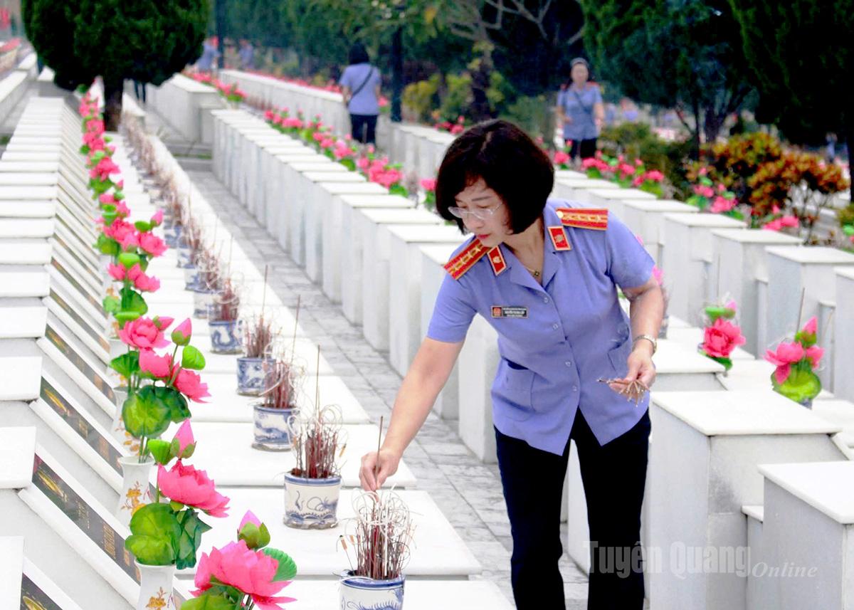 Viện trưởng Viện kiểm sát nhân dân tỉnh Nguyễn Thị Mai Lập thắp hương phần mộ các liệt sĩ.