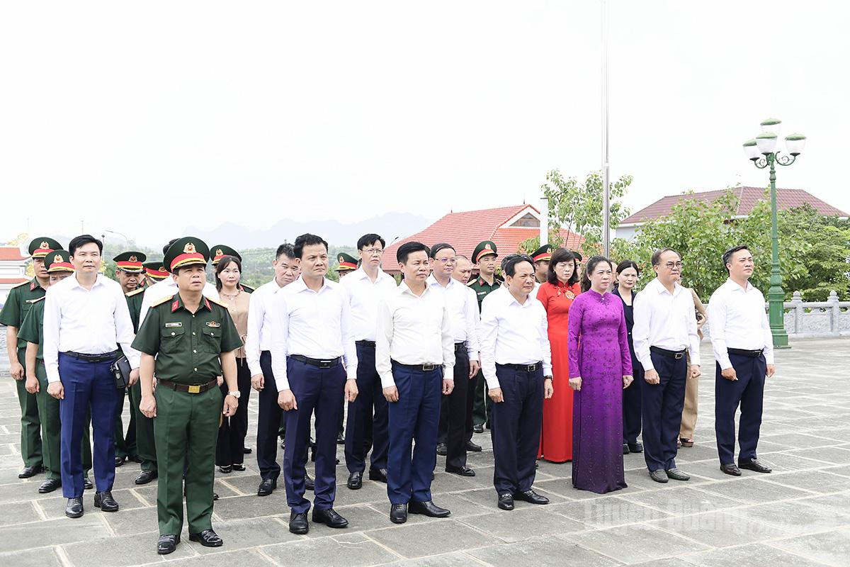Đại tướng Trịnh Văn Quyết, Bí thư Trung ương Đảng, Ủy viên Thường vụ Quân ủy Trung ương, Chủ nhiệm Tổng cục Chính trị Quân đội nhân dân Việt Nam và đại biểu dâng hương tại Nghĩa trang Liệt sĩ tỉnh.