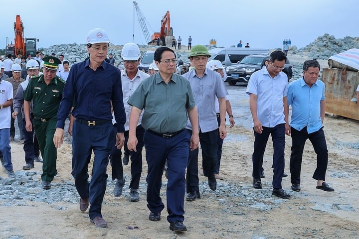 Thủ tướng Phạm Minh Chính kiểm tra dự án cảng nước sâu Mỹ Thủy. (Ảnh: VGP/Nhật Bắc)
