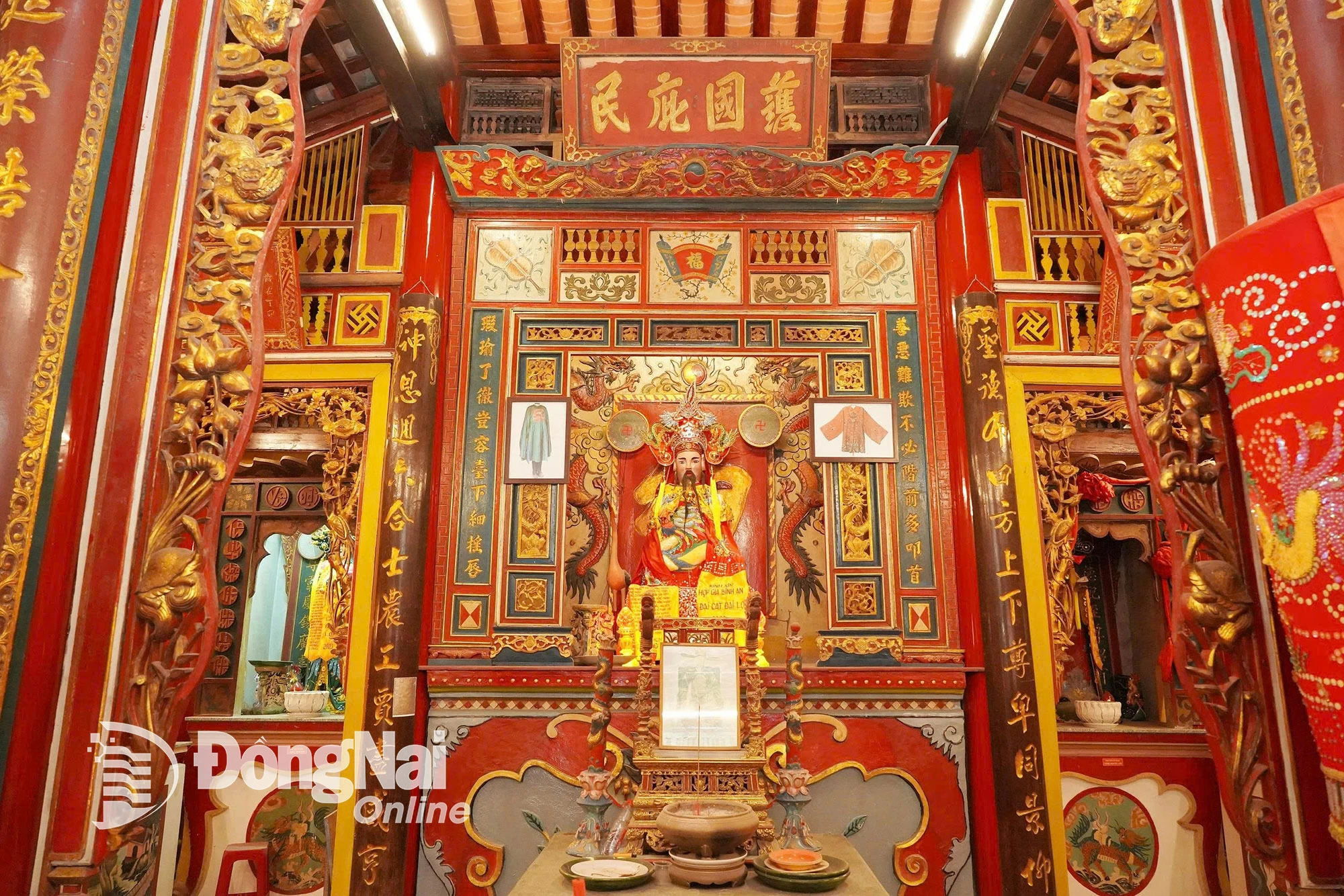 Bàn thờ danh tướng Nguyễn Tri Phương trong chánh điện. Ảnh: Phan Văn Thành