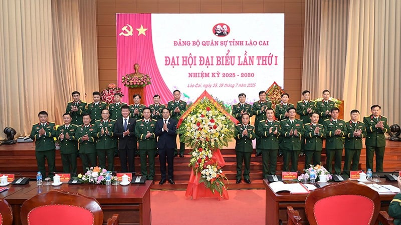 Đại biểu cấp trên tặng hoa chúc mừng Ban chấp hành Đảng bộ Quân sự tỉnh Lào Cai, nhiệm kỳ 2025-2030.