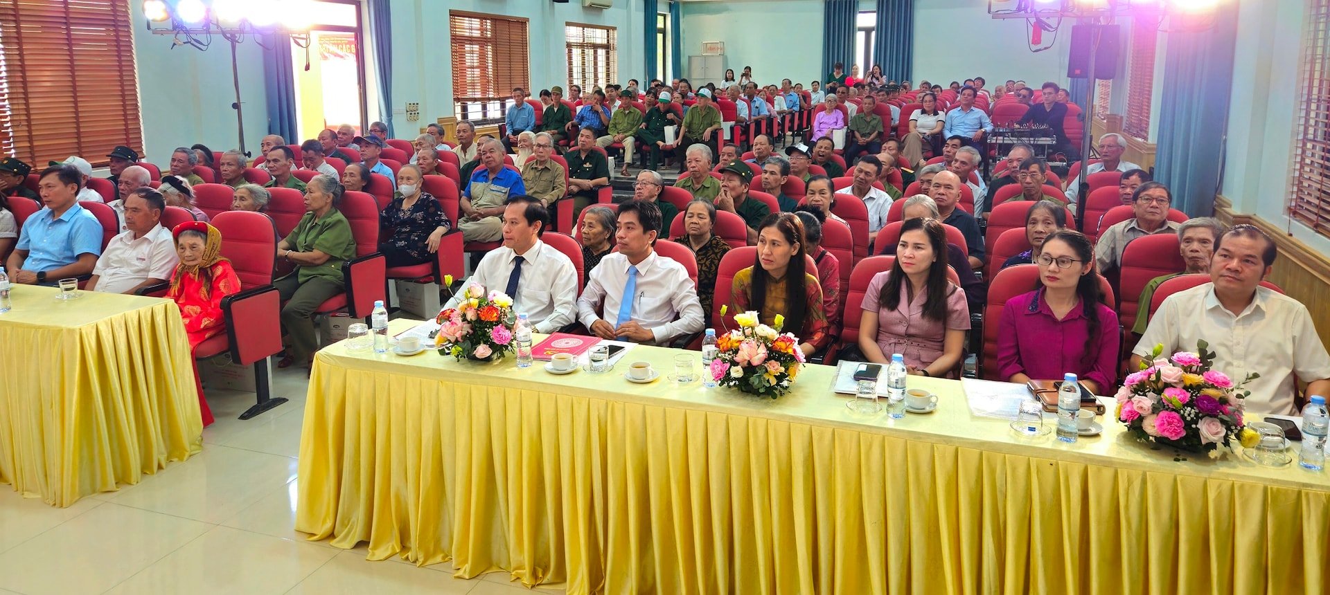 Các đại biểu và Bà mẹ Việt Nam Anh hùng Nguyễn Thị Lân dự buổi lễ. Ảnh: Ánh Dương