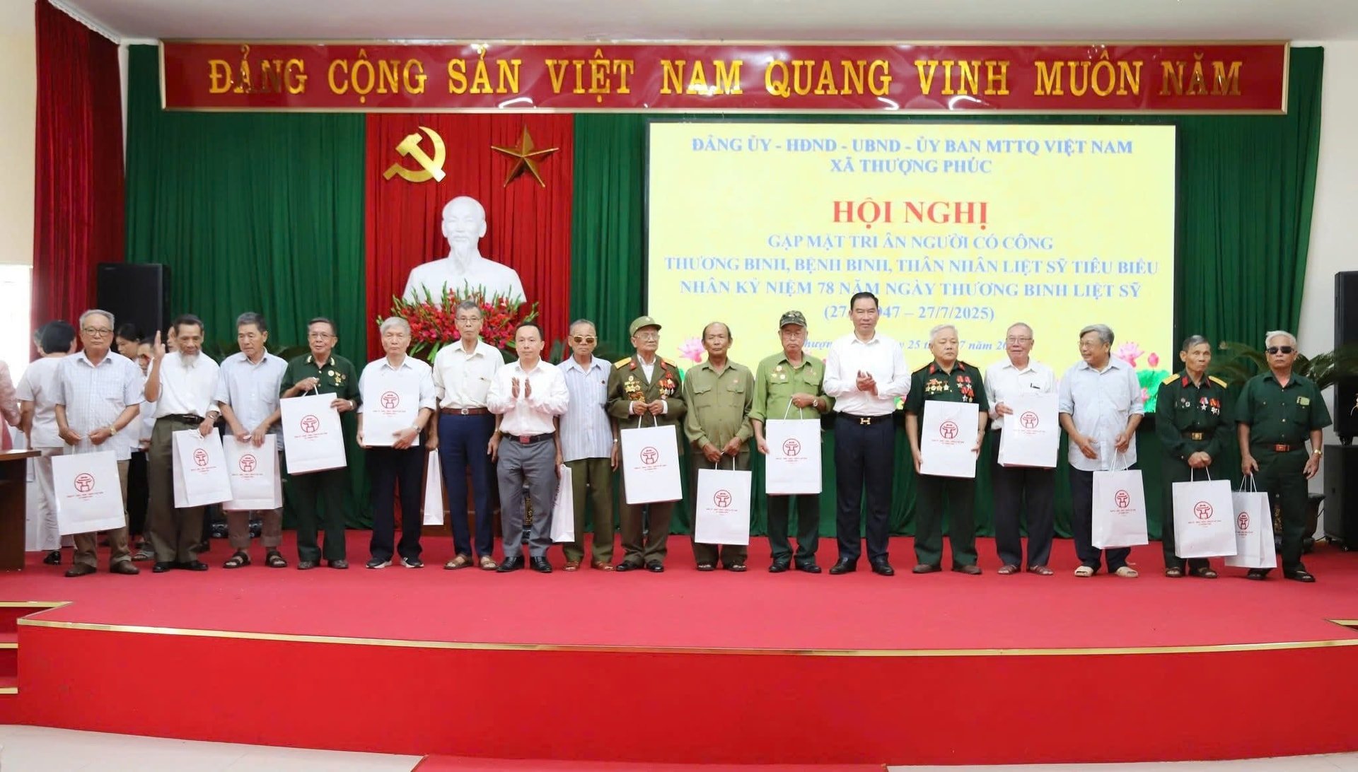 tang-qua-thuong-phuc.jpg