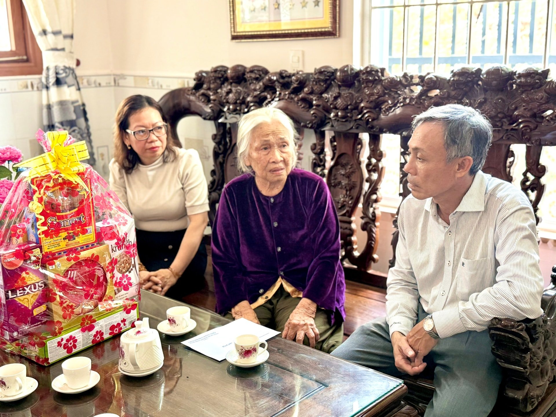 សមមិត្ត Nguyen Van Tam សមាជិកគណៈកម្មាធិការអចិន្ត្រៃយ៍បក្សខេត្ត លេខាគណៈកម្មាធិការបក្សសង្កាត់ Phan Thiet បានអញ្ជើញទៅសួរសុខទុក្ខ និងជូនអំណោយដល់វីរៈបុរសកងកម្លាំងប្រដាប់អាវុធ Nguyen Thi Bach។