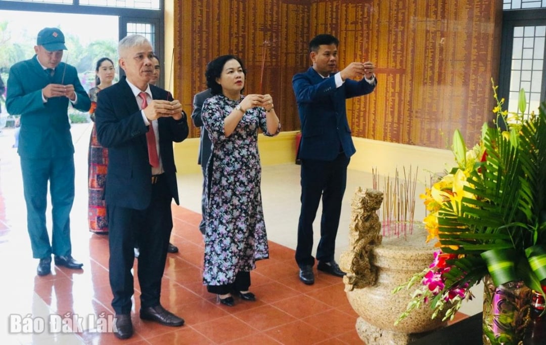 Tuy Hoa ward leaders offer incense at the provincial Martyrs' Temple