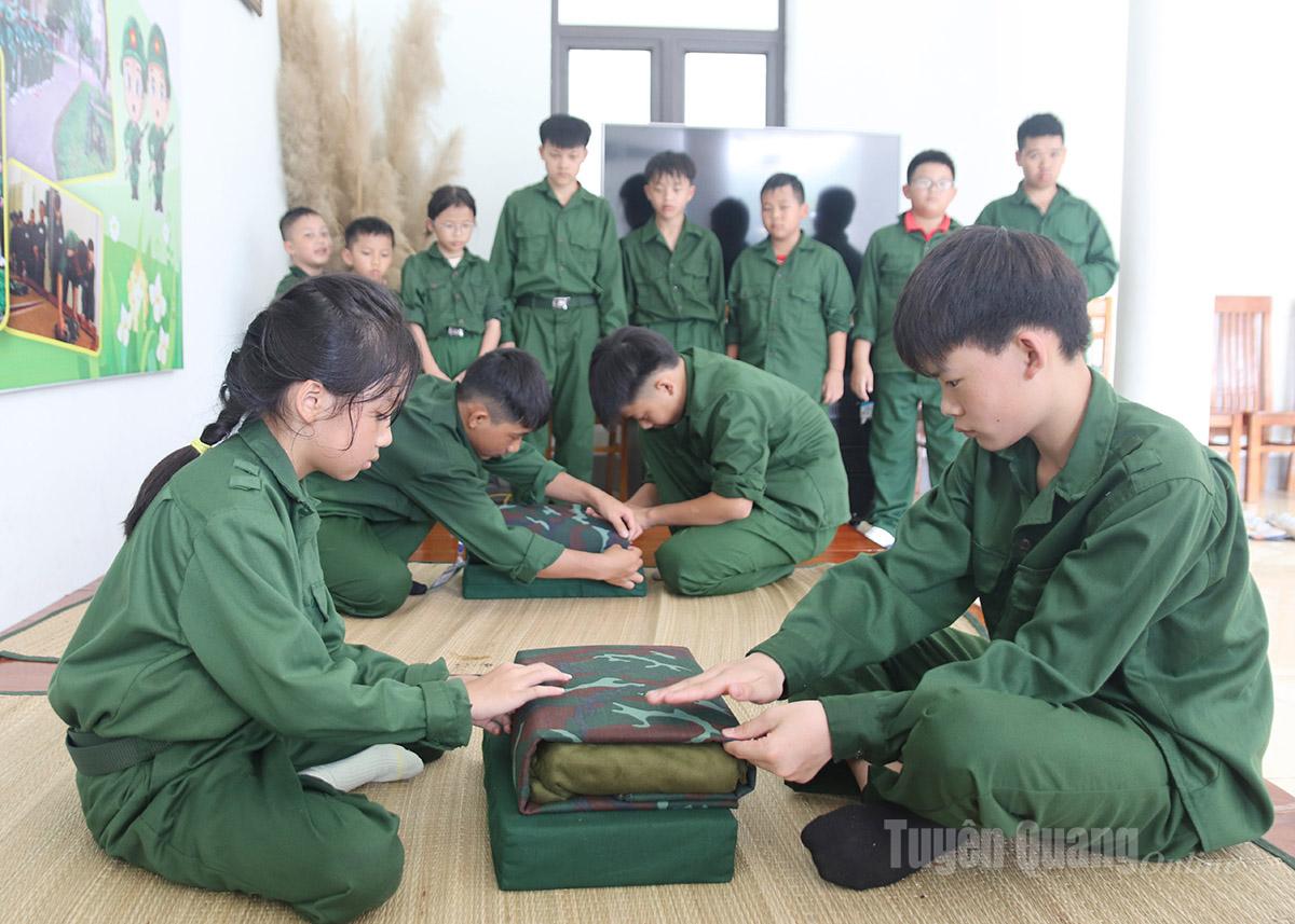 Bài học kỷ luật của các chiến sĩ nhí 
bắt đầu từ chiếc chăn gấp gọn gàng.