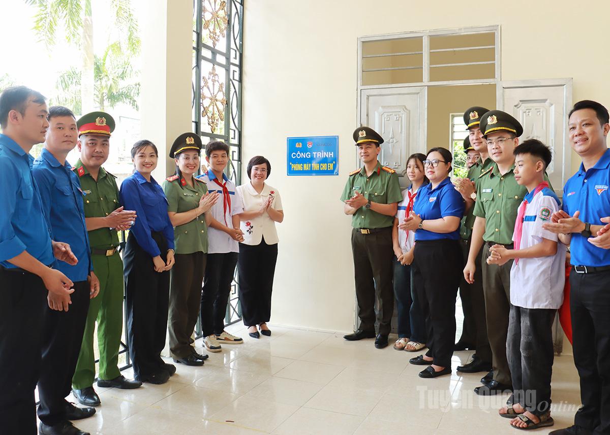 Đoàn Thanh niên các đơn vị tặng phòng máy tính cho học sinh trường THCS xã Việt Lâm trị giá 50 triệu đồng.