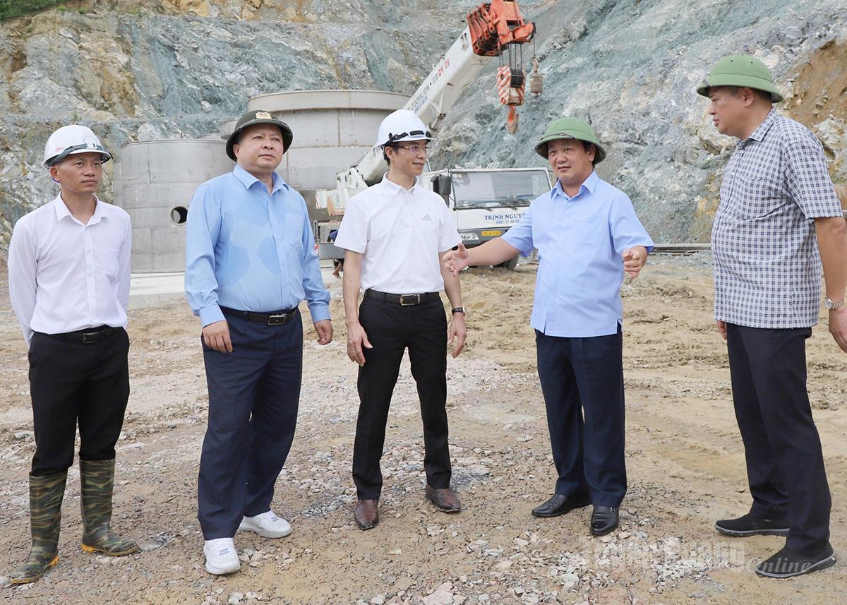 Provincial Party Secretary Hau A Lenh requested the contractor of the Suu Stream Water Supply System Project to speed up progress and ensure quality.