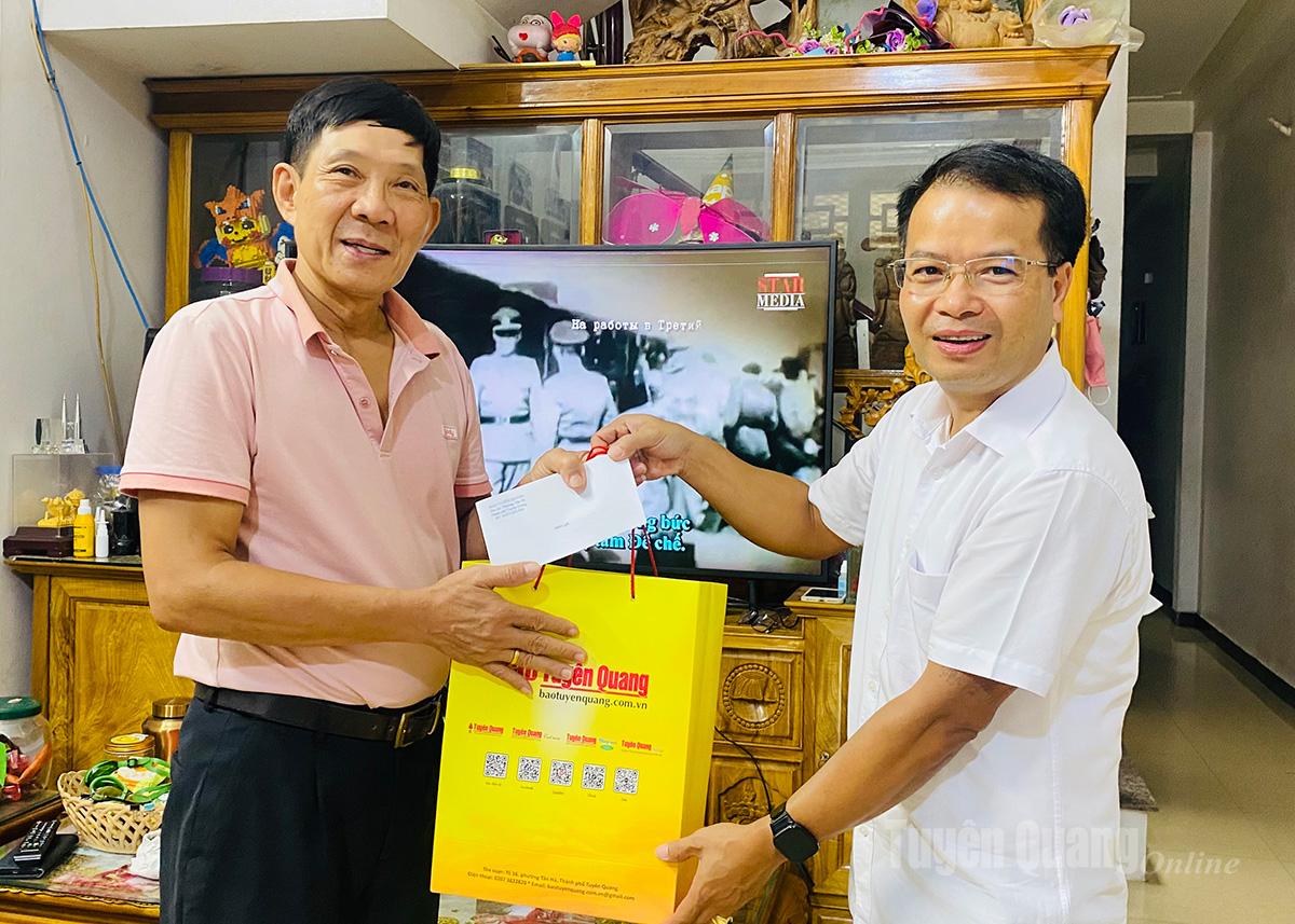 អគ្គនិពន្ធនាយករង Mai Ngoc Quynh បានទៅសួរសុខទុក្ខ និងជូនអំណោយដល់គ្រួសារលោក Tran Ngoc Ban ក្រុម 1 Minh Khai វួដ Ha Giang 2។ រូបថត៖ ឌុយ ទួន
