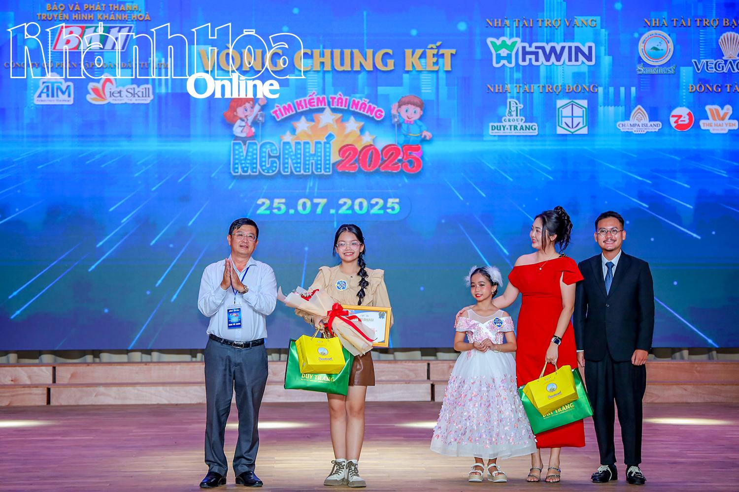 លោក Le Hoang Trieu - និពន្ធនាយករងនៃកាសែត Khanh Hoa និងវិទ្យុ និងទូរទស្សន៍ បានប្រគល់រង្វាន់ទីពីរដល់បេក្ខជន Pham Thao Anh។