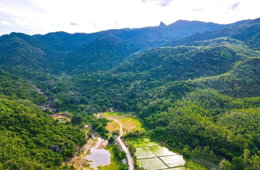 3bg-suoi-khoang-chanh-thang-bat-nguon-tu-nui-hon-chuong.jpg