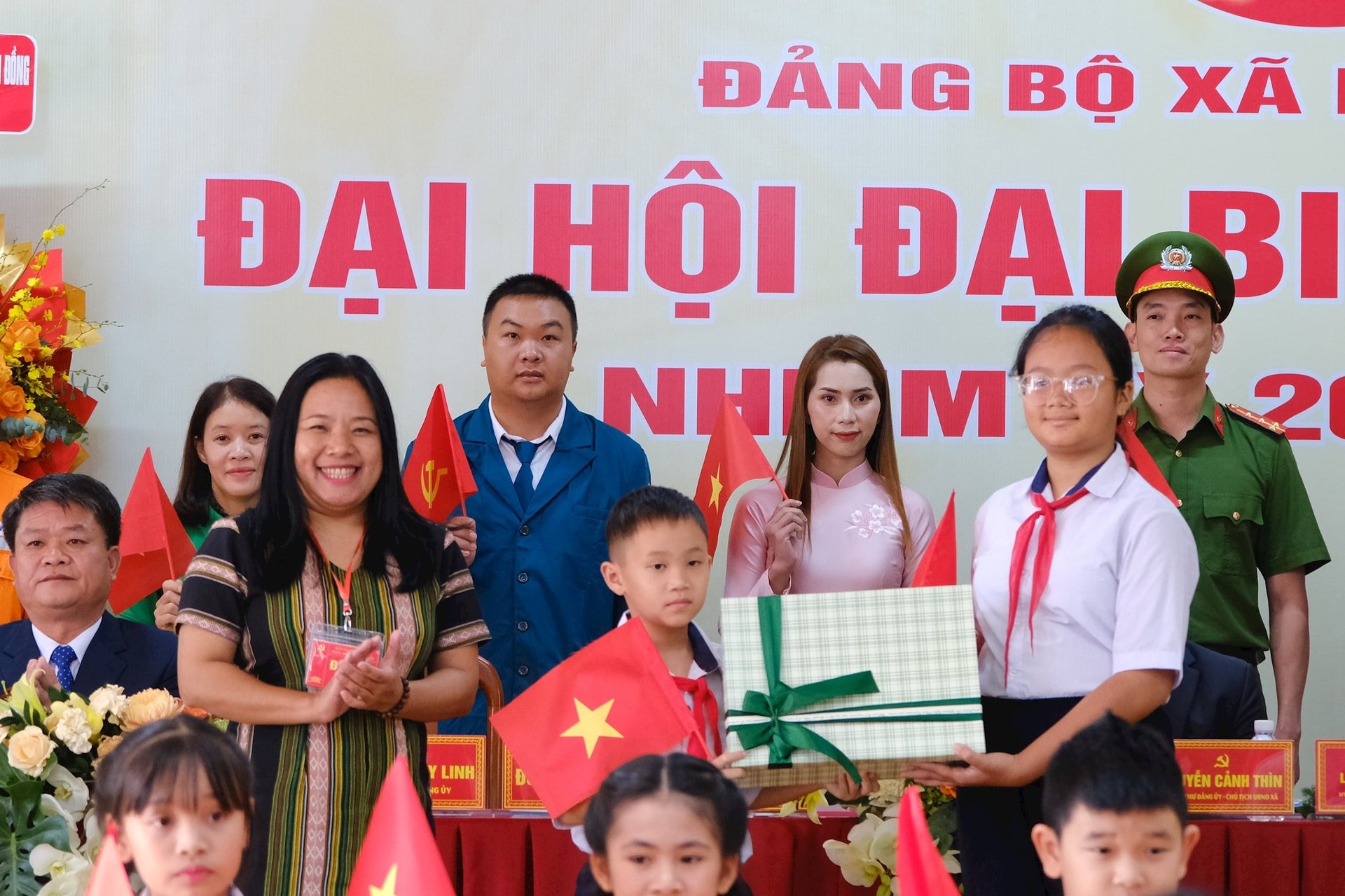 Đoàn chủ tịch trao phần quà cho Đoàn đại biểu các tầng lớp Nhân dân và các em thiếu nhi