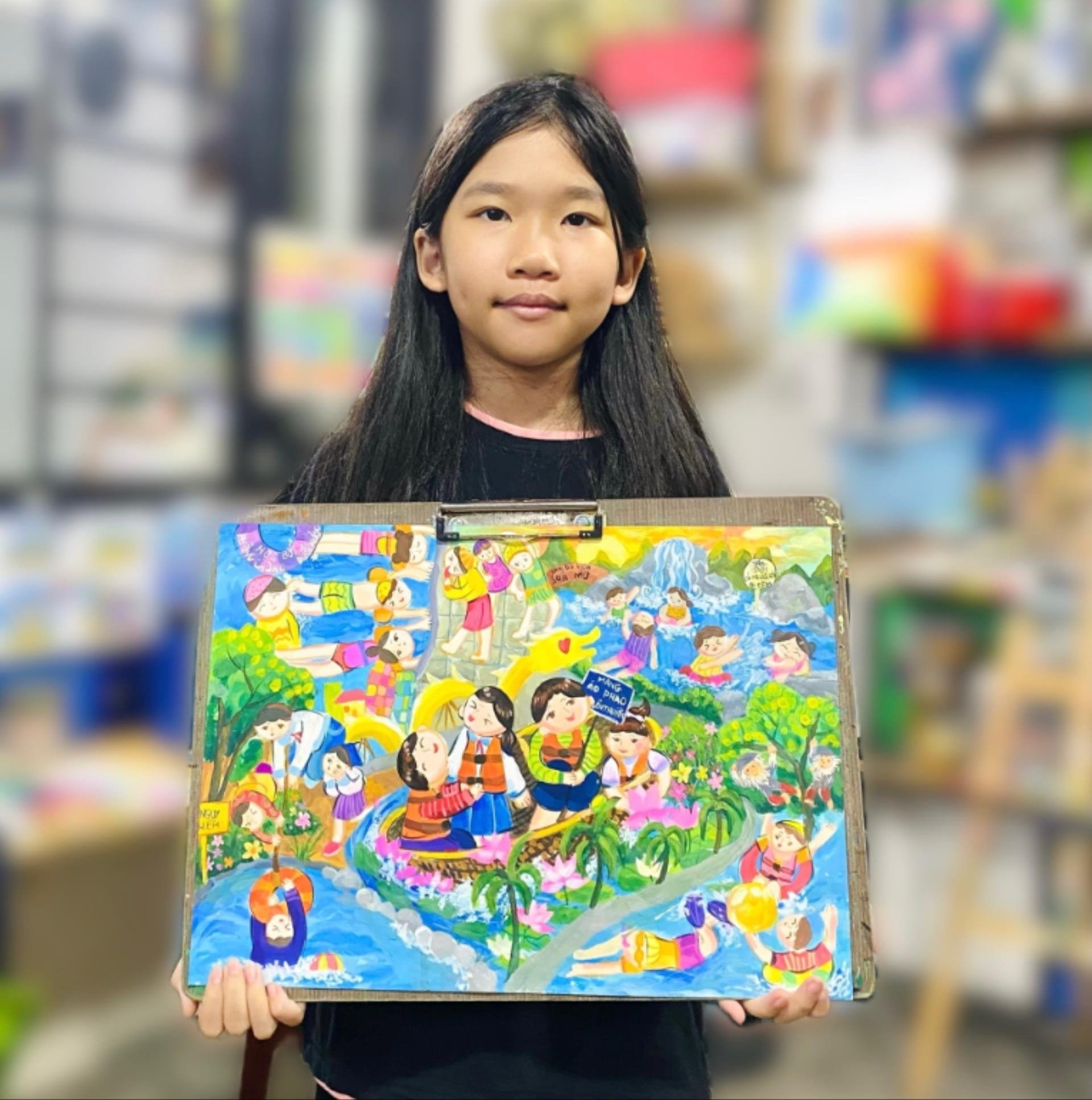 Em Nguyễn Trần Minh Tuệ (lớp 6, Trường THCS Nguyễn Bỉnh Khiêm, phường Ngũ Hành Sơn) đoạt giải Đặc biệt thể loại tranh vẽ tại cuộc thi “Đuối nước - Các bước phòng ngừa năm 2025”. Ảnh: KHÁNH HUYỀN