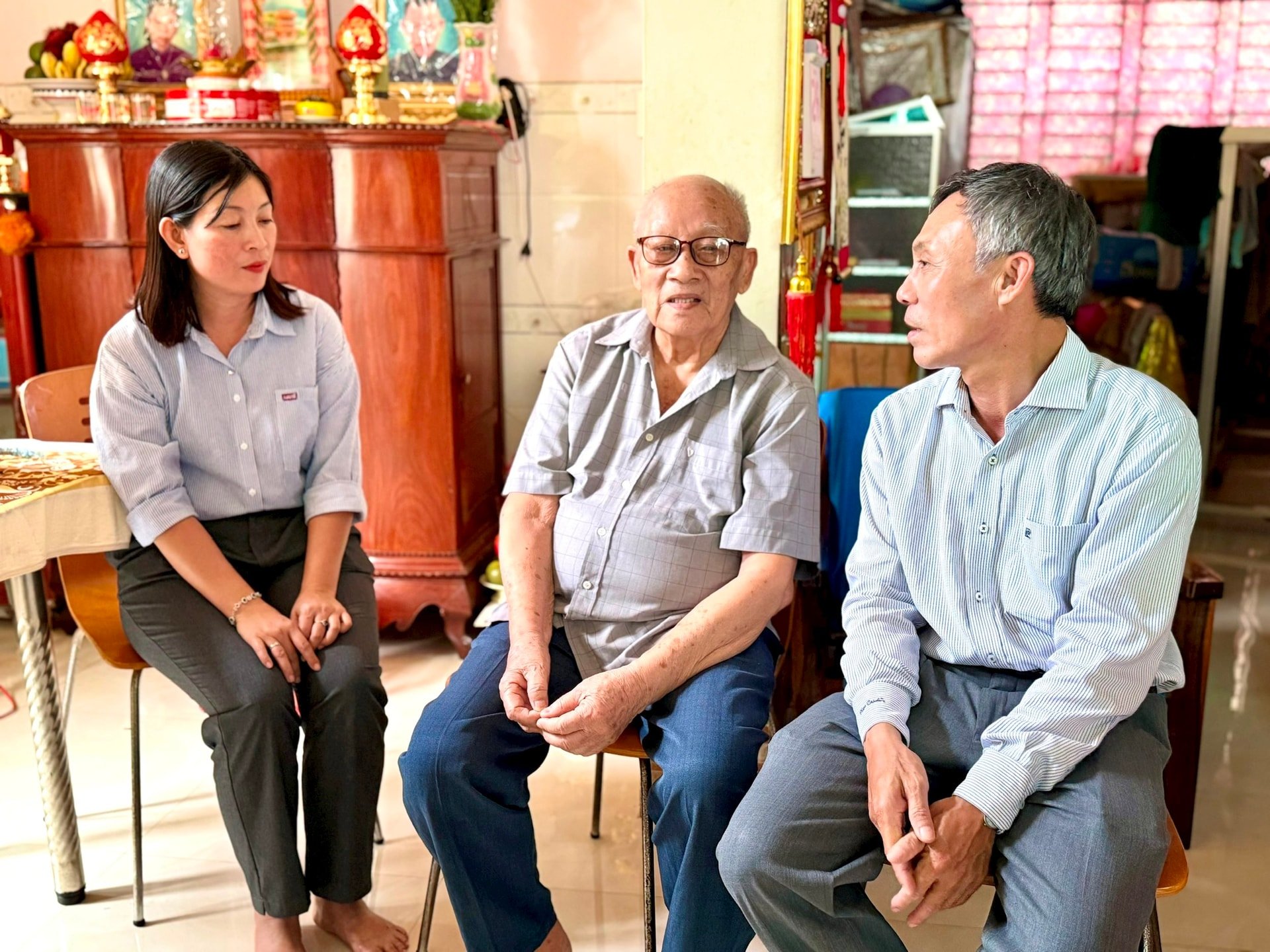 សមមិត្ត Nguyen Van Tam សមាជិកគណៈកម្មាធិការអចិន្ត្រៃយ៍បក្សខេត្ត លេខាគណៈកម្មាធិការបក្សសង្កាត់ Phan Thiet បានចុះសួរសុខទុក្ខ និងជូនអំណោយដល់គ្រួសារយុទ្ធជនពលី និងយុទ្ធជនពិការក្នុងសង្កាត់លេខ ១។
