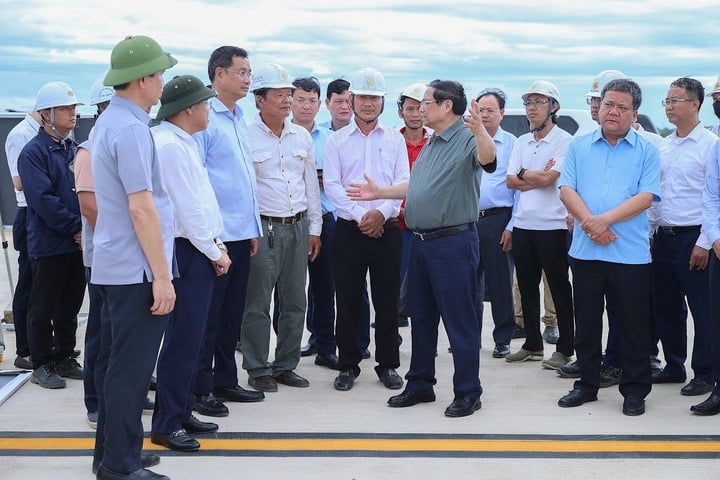 Thủ tướng yêu cầu địa phương, nhà đầu tư chậm nhất trong tháng 7/2026 hoàn thành giai đoạn 1 dự án sân bay Quảng Trị. (Ảnh: VGP/Nhật Bắc)