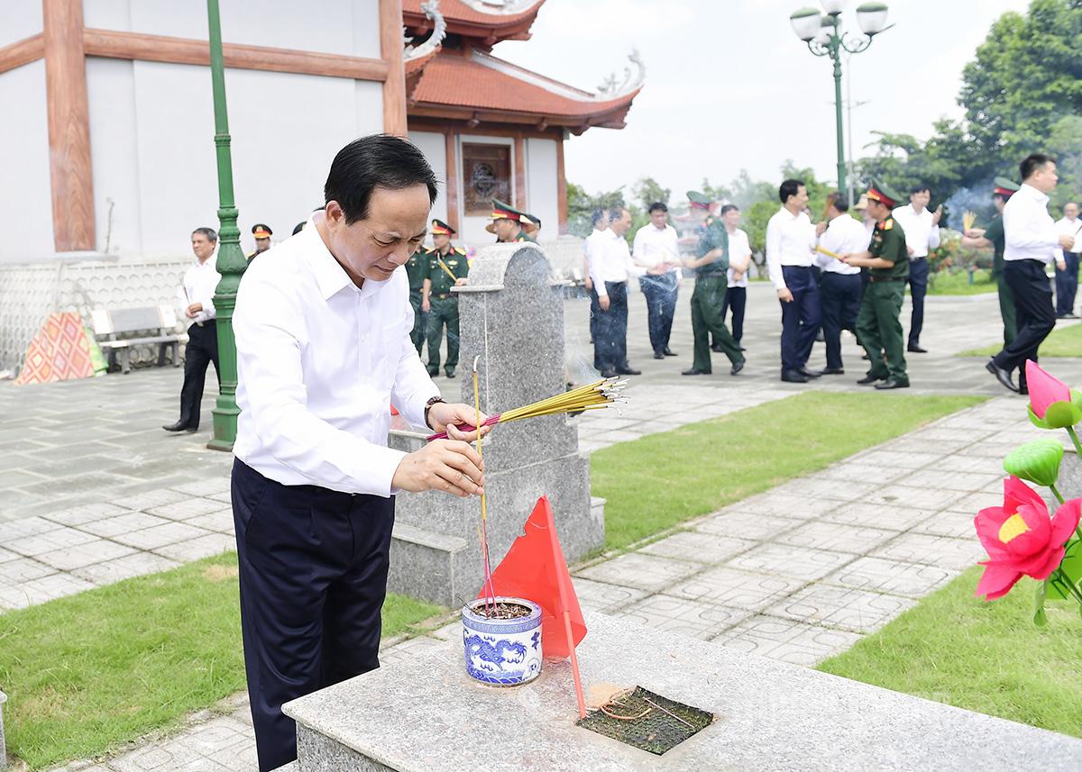 Đại tướng Trịnh Văn Quyết, Bí thư Trung ương Đảng, Ủy viên Thường vụ Quân ủy Trung ương, Chủ nhiệm Tổng cục Chính trị Quân đội nhân dân Việt Nam thắp hương tại các phần mộ liệt sĩ.