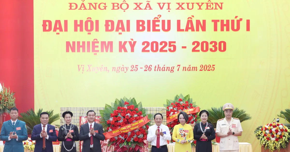Đại tướng Trịnh Văn Quyết dự, chỉ đạo đại hội điểm cấp xã đầu tiên tại Tuyên Quang