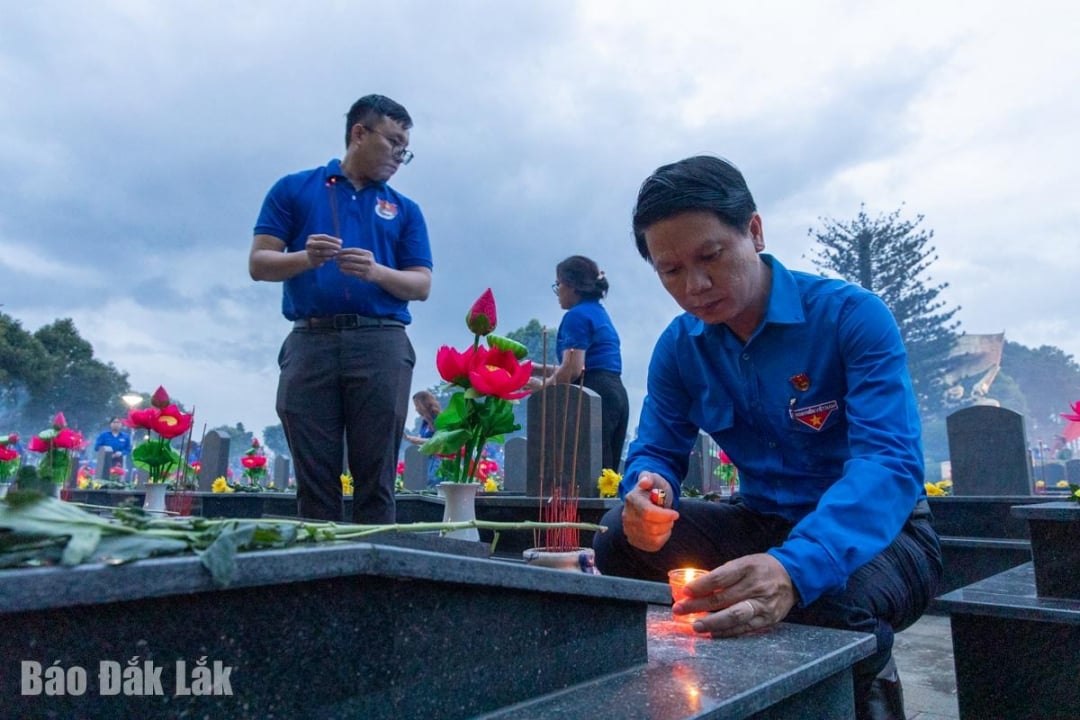 Provincial Youth Union Secretary Luong Minh Tung offered incense in gratitude at the martyrs' graves.