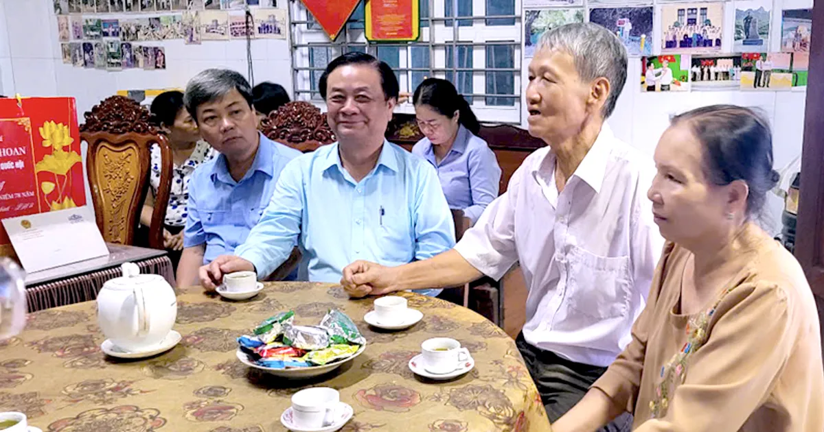 Phó Chủ tịch Quốc hội Lê Minh Hoan thăm, tặng quà các gia đình chính sách tại Đồng Tháp