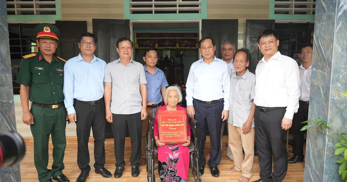 Deputy Prime Minister Bui Thanh Son visits and presents gifts to policy families in Hue