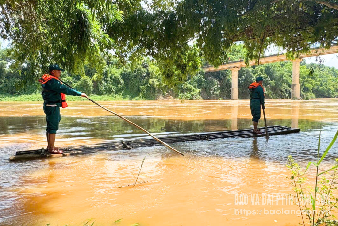 Các lực lượng chức năng tìm kiếm người bị nước cuốn