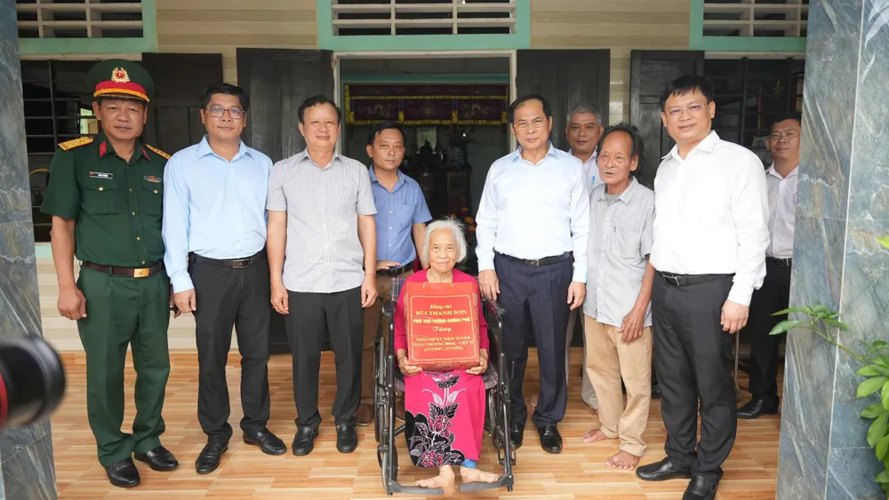 El viceprimer ministro Bui Thanh Son visita y entrega obsequios a familias de políticos en Hue