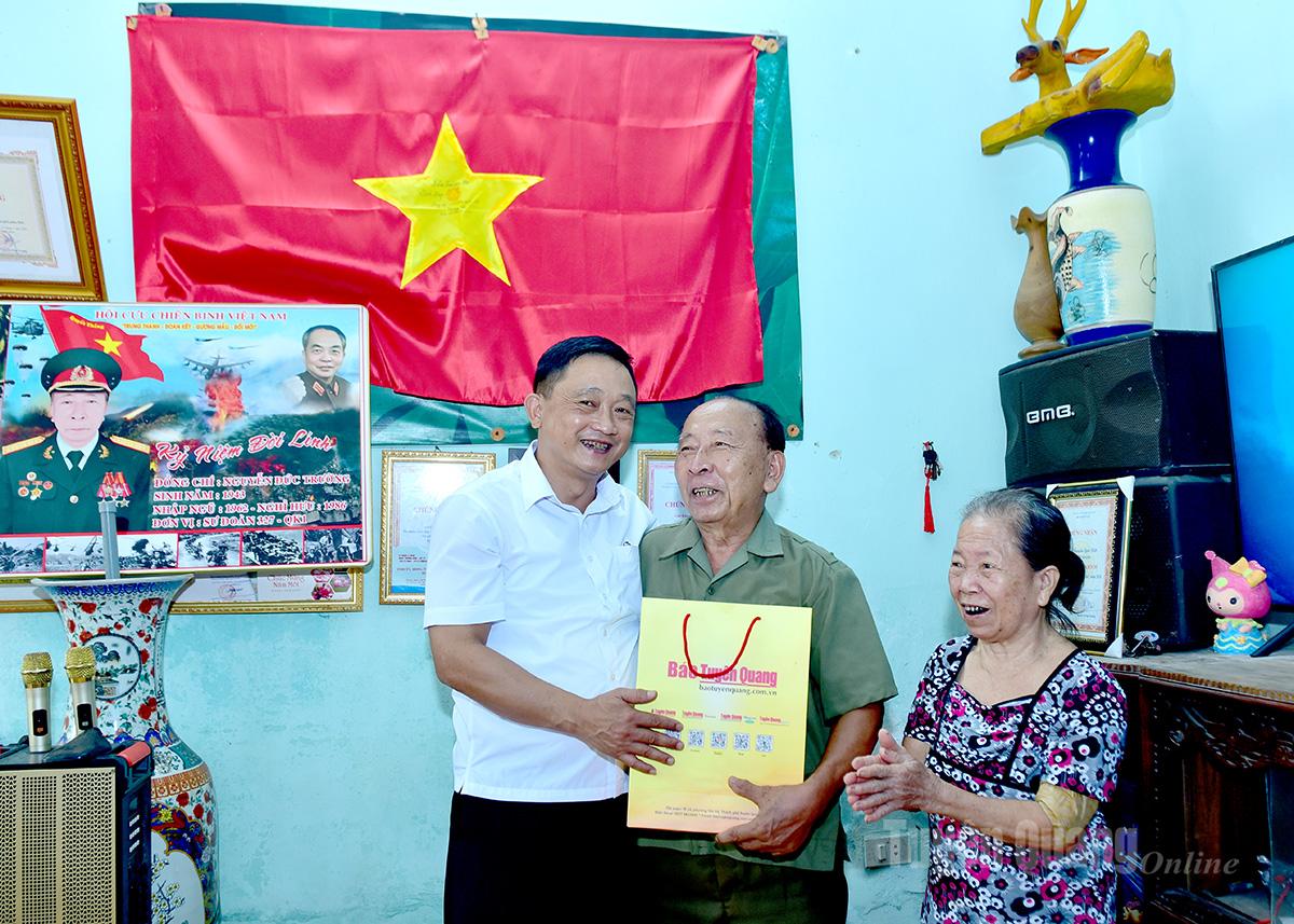 អគ្គនិពន្ធនាយករងនៃកាសែត Tuyen Quang វិទ្យុ និងទូរទស្សន៍ Tran Viet Tuyen បានទៅសួរសុខទុក្ខ និងជូនអំណោយដល់លោក Nguyen Duc Truong យុទ្ធជនពិការនៅក្រុមទី 13 សង្កាត់ Minh Xuan ។ រូបថត៖ លី ធីញ