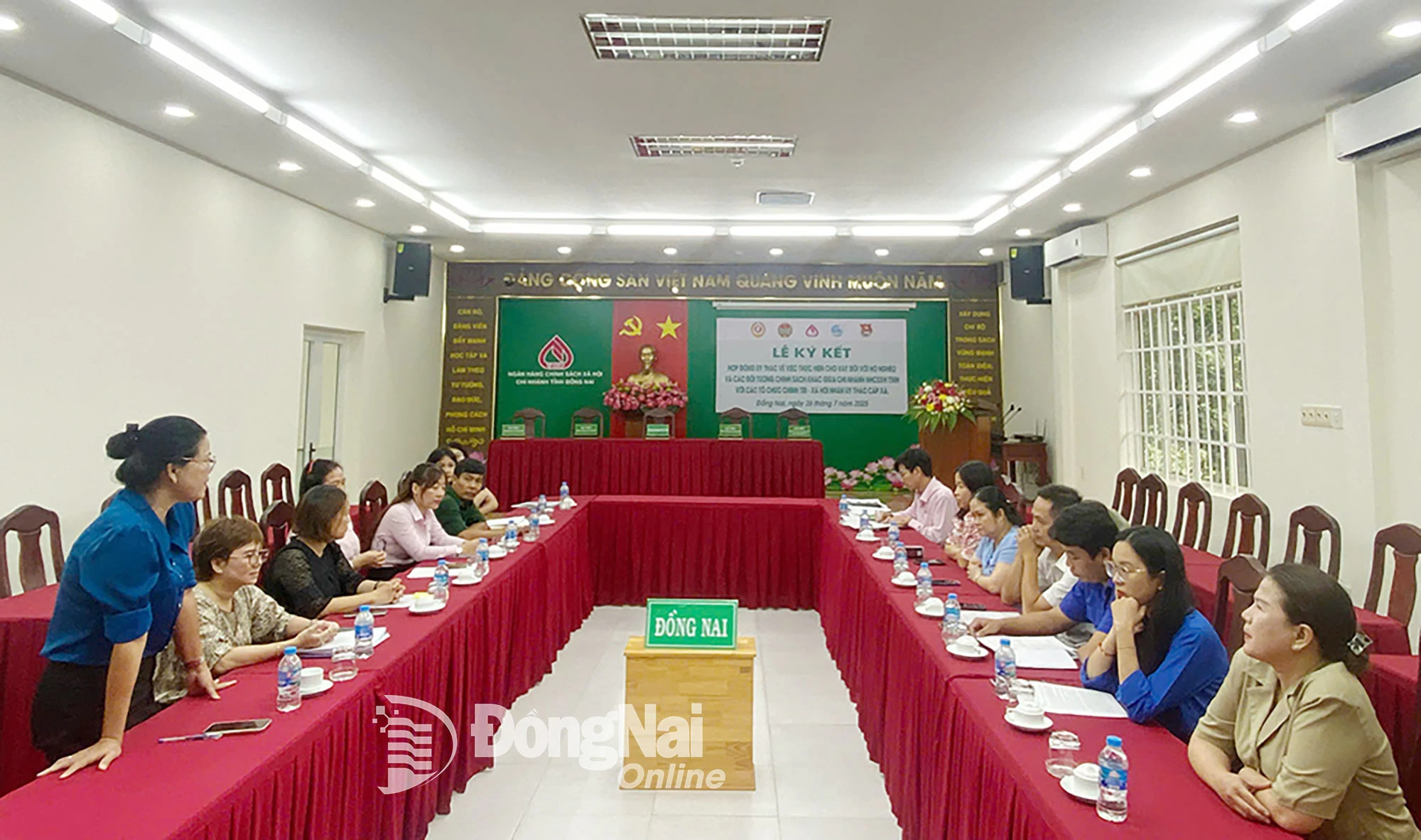 Đại diện các tổ chức chính trị - xã hội cấp phường nhận ủy thác cho vay đối với hộ nghèo và các đối tượng chính sách khác phát biểu tại buổi lễ. Ảnh: CTV