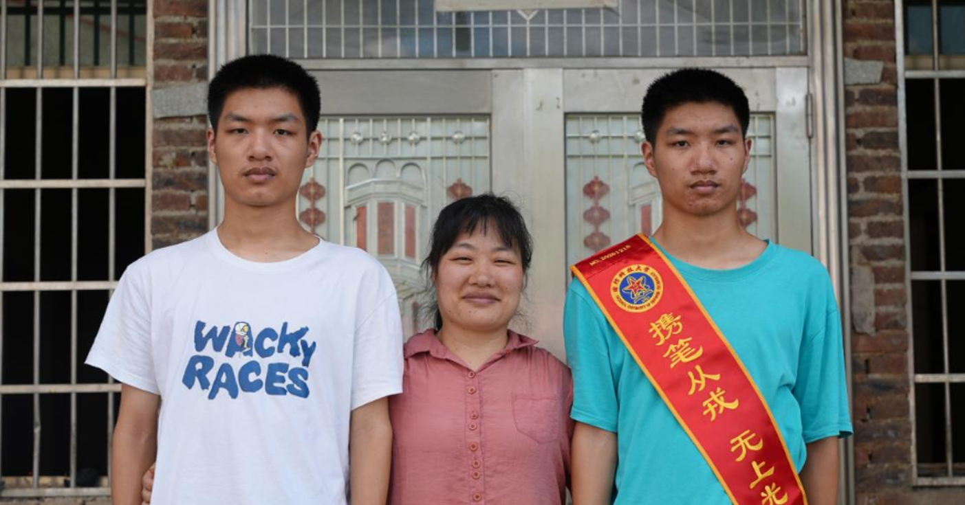 Cặp song sinh trường làng cùng trúng tuyển vào trường quân đội danh giá