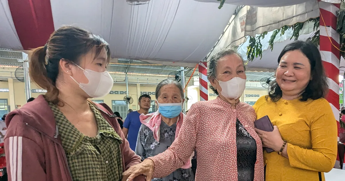 Tặng quà, khám chữa bệnh cho người có công ở quê hương Đồng Khởi