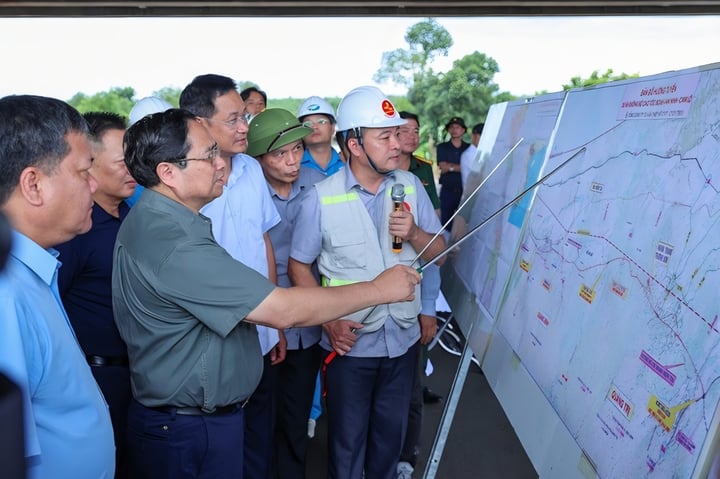 Thủ tướng yêu cầu tỉnh khẩn trương quy hoạch, phát triển các khu công nghiệp, đô thị, dịch vụ… khai thác quỹ đất dọc theo các tuyến đường, phát triển kinh tế - xã hội. (Ảnh: VGP/Nhật Bắc)