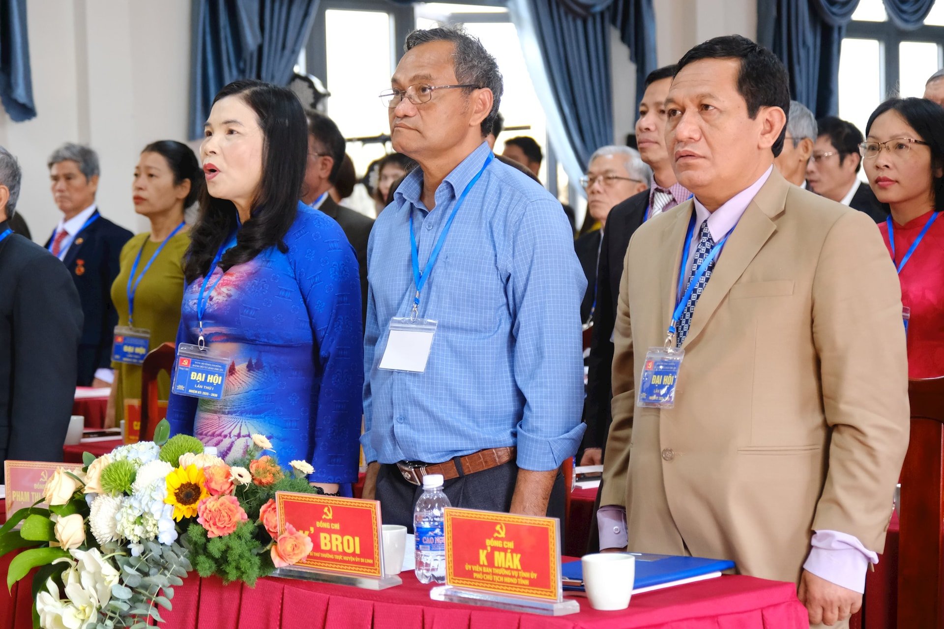 Đồng chí K’ Mák cùng các đại biểu thực hiện nghi thức chào cờ trang nghiêm tại Đại hội