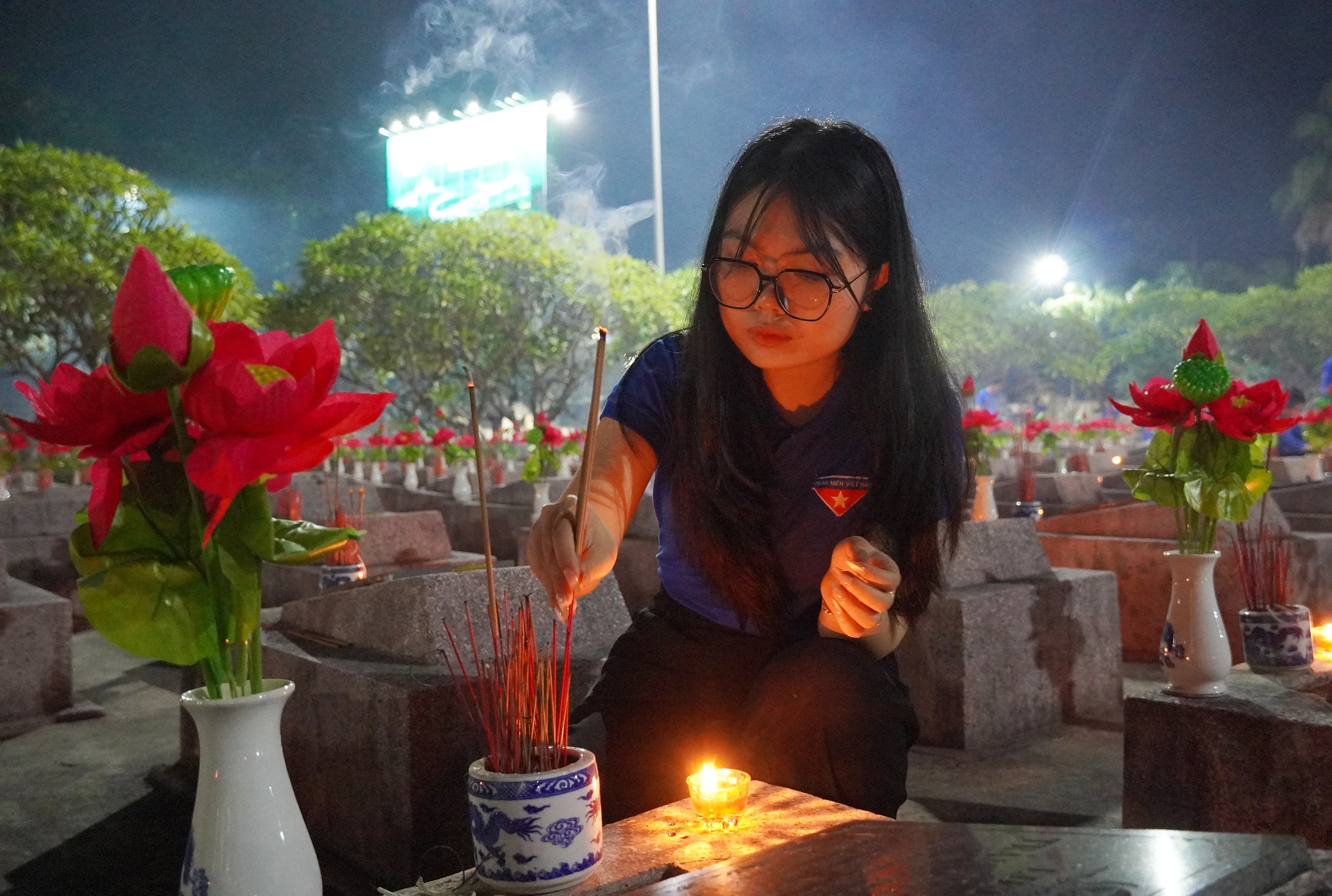 Lễ dâng hương, thắp nến tri ân tại Nghĩa trang liệt sĩ Ba Dốc