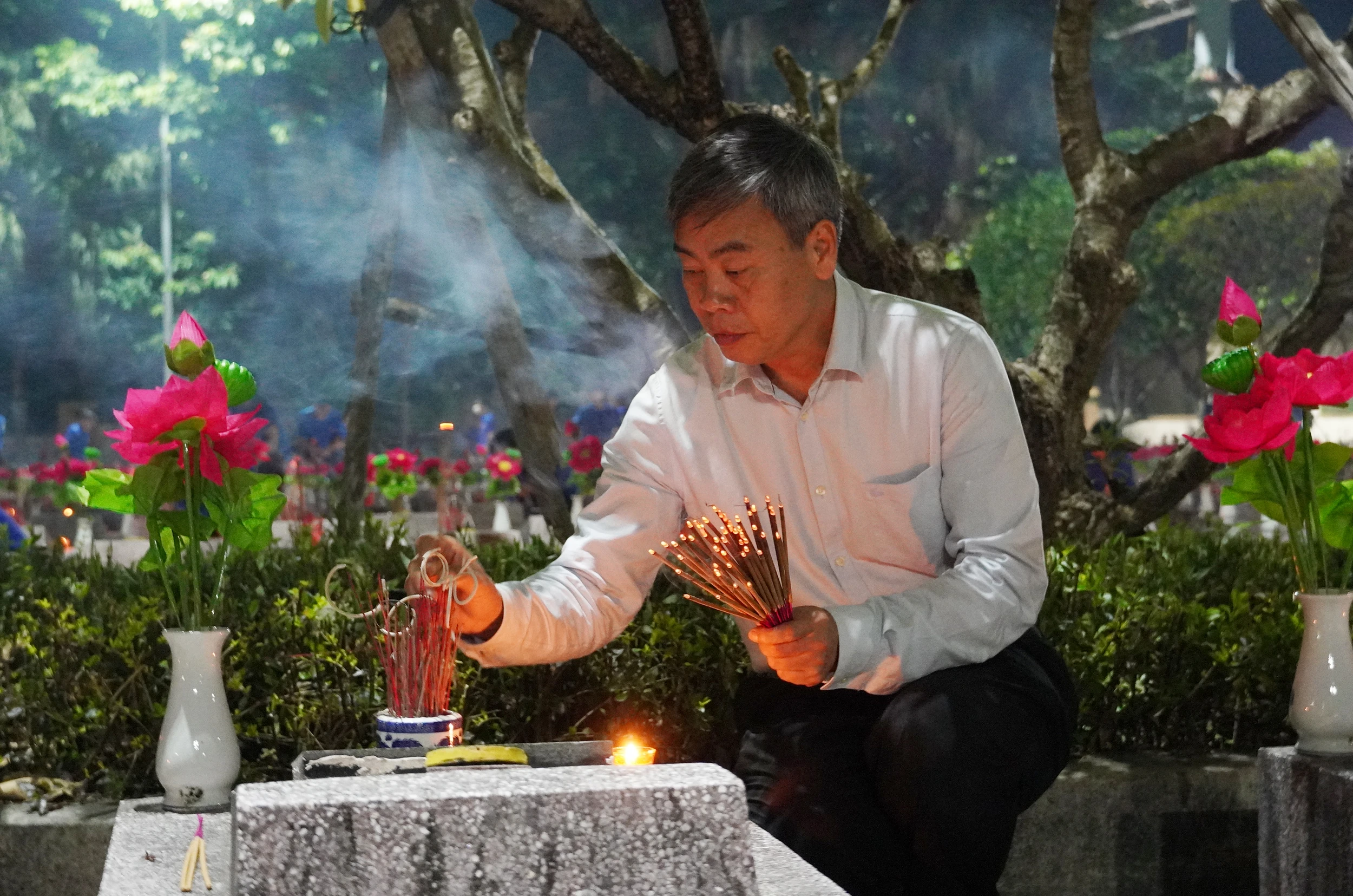 Lễ dâng hương, thắp nến tri ân tại Nghĩa trang liệt sĩ Ba Dốc
