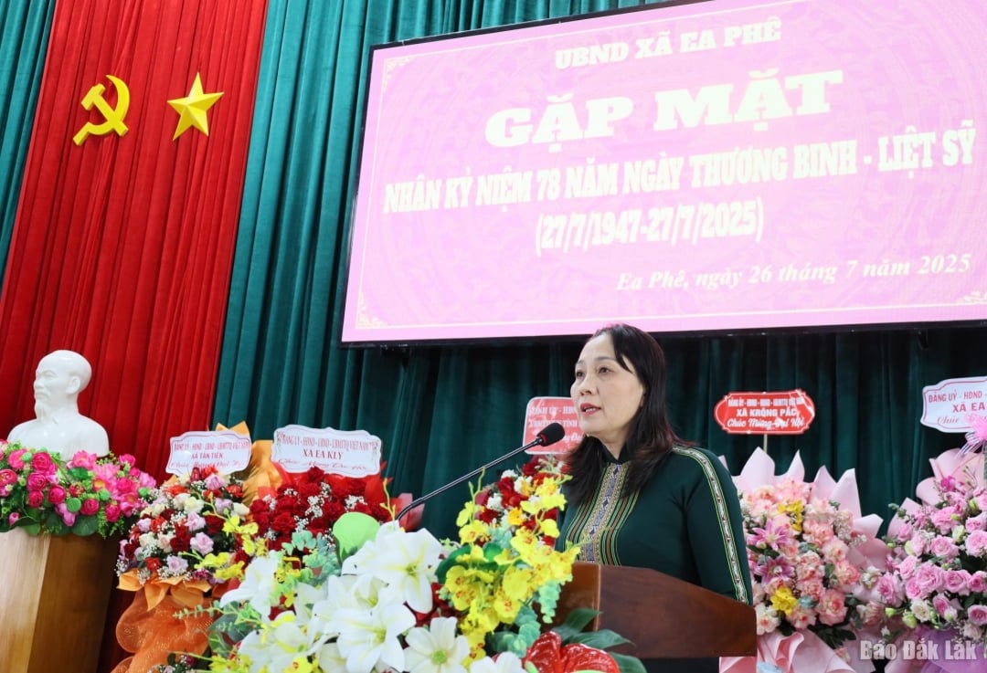 La secrétaire adjointe et présidente du comité populaire de la commune, Nguyen Thi Kim Oanh, a lu la lettre du président du comité populaire provincial.