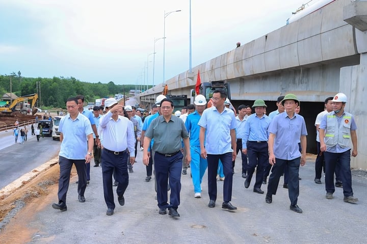Thủ tướng Phạm Minh Chính kiểm tra tiến độ dự án đường cao tốc Vạn Ninh - Cam Lộ - (Ảnh: VGP/Nhật Bắc)