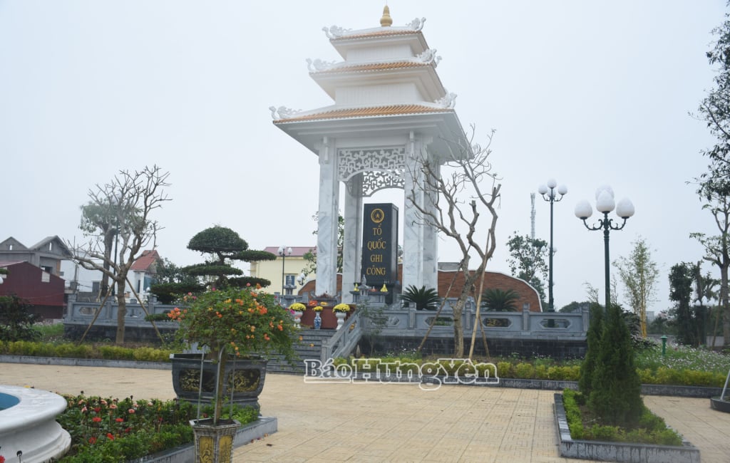 Đài tưởng niệm các anh hùng liệt sĩ Hồng Việt (xã Tiên Hưng).
