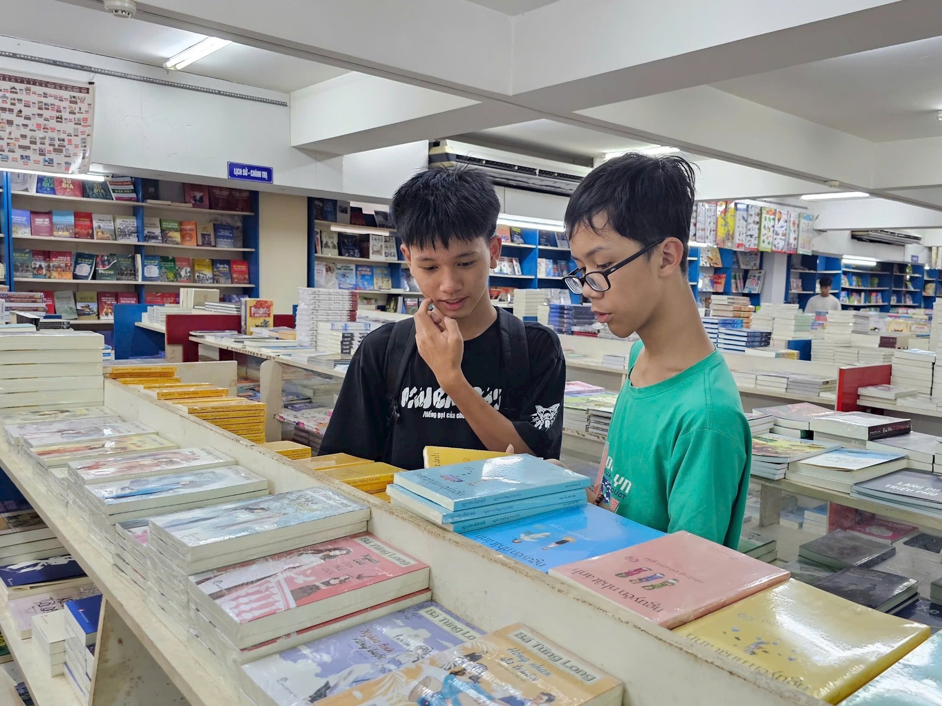 Giá các loại sách giáo khoa, sách bổ trợ, sản phẩm đồ dùng học tập năm nay không có quá nhiều biến động so với những năm trước. Ảnh: TRẦN TRÚC