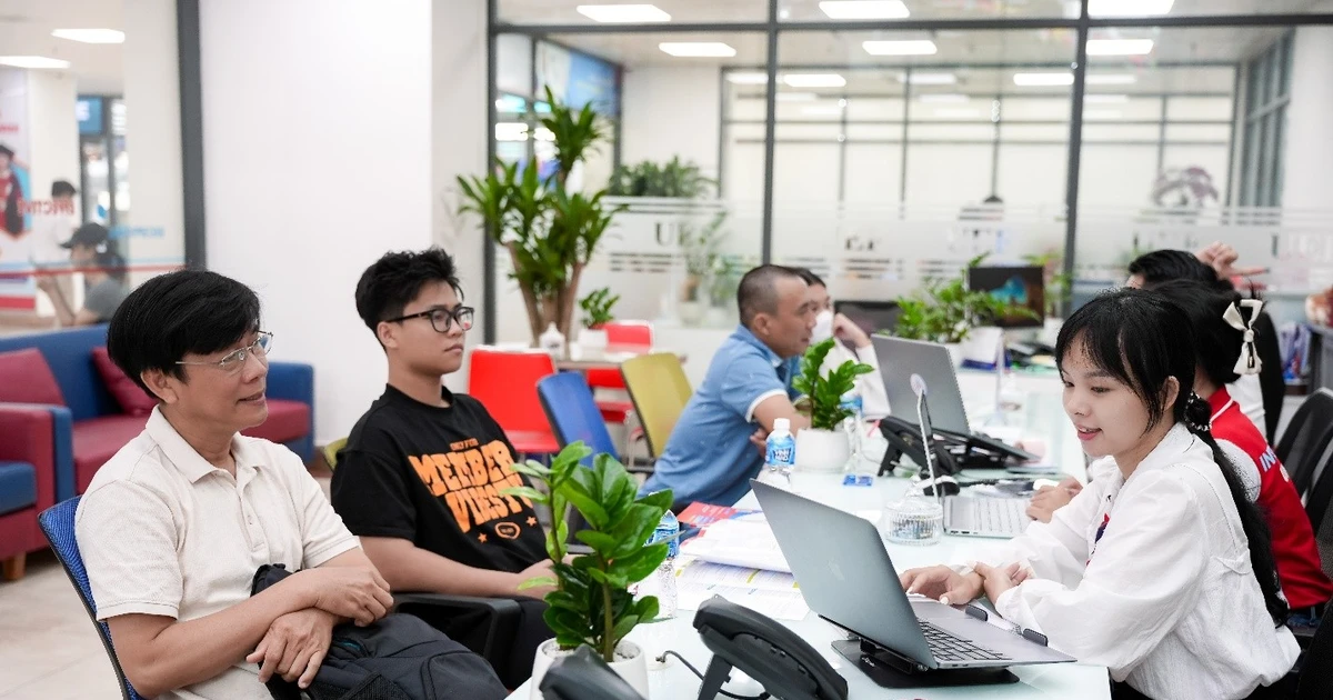 Phụ huynh, thí sinh liên tục đến trực tiếp để đăng ký nguyện vọng 1 vào UEF