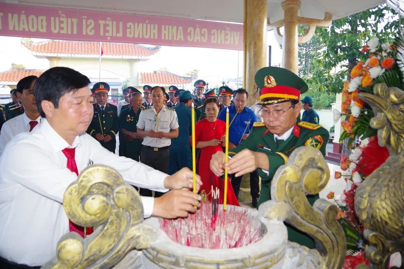 ទស្សនាគេហដ្ឋាន និងទីបញ្ចុះសពរបស់ ទុក្ករបុគ្គល នៅតាមមូលដ្ឋាន