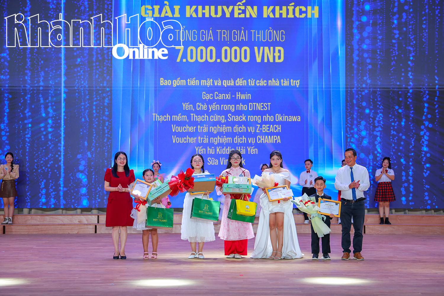 តំណាងគណកម្មាធិការរៀបចំពិធីប្រគល់រង្វាន់លើកទឹកចិត្តដល់បេក្ខជនបេក្ខនារី។
