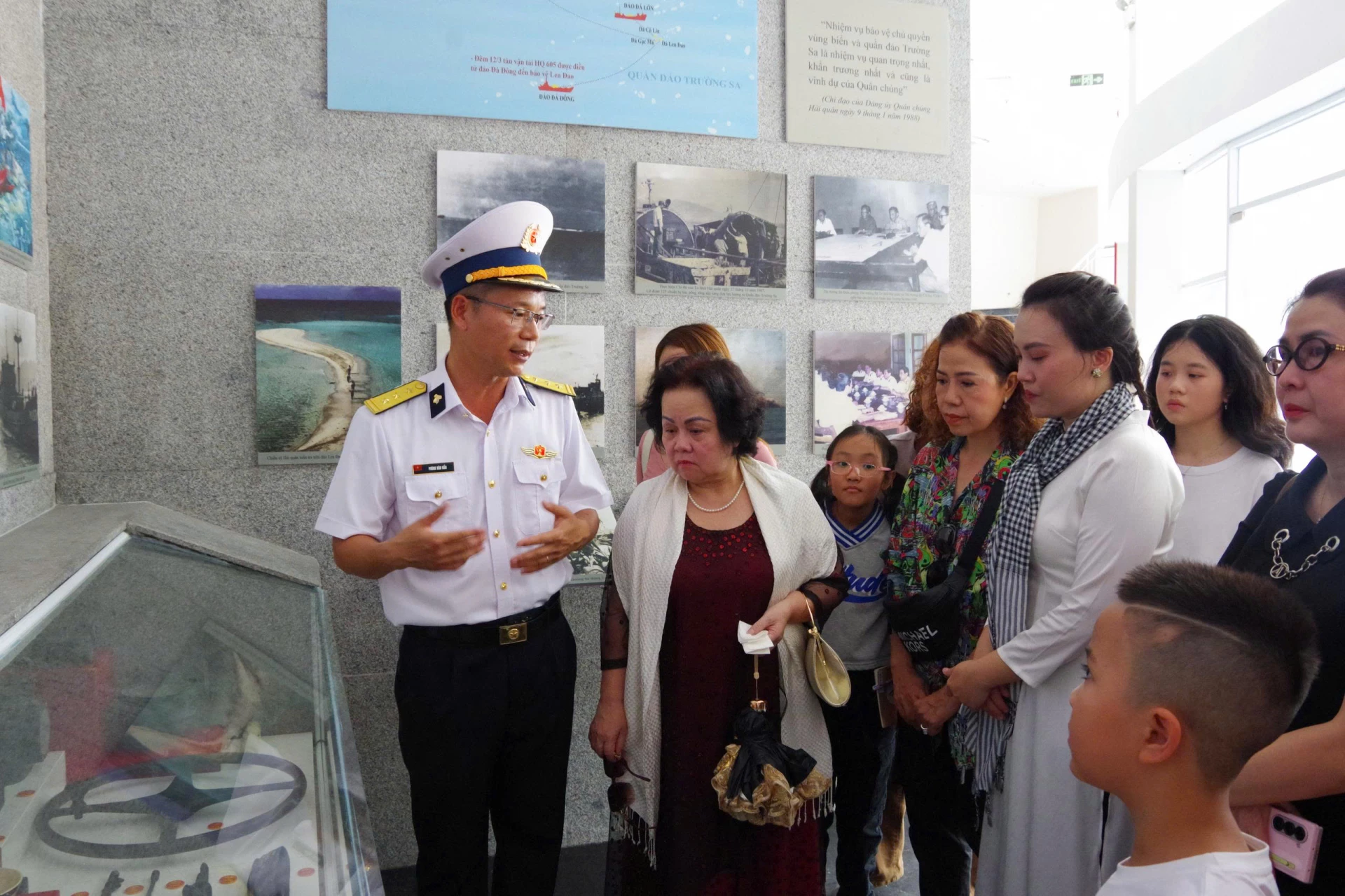 មេបញ្ជាការ​កងវរសេនាធំ និង​អង្គភាព​បាន​ទៅ​ទស្សនា​សារមន្ទីរ​ក្រោមដី​នៅ​វិមាន​អនុស្សាវរីយ៍​ទាហាន Gac Ma ។