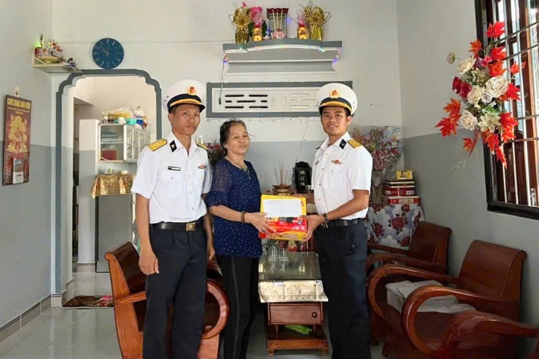 មេបញ្ជាការស្ថានីយ៍រ៉ាដា 570 ប្រគល់អំណោយដល់យោធិនរបួសថ្នាក់ទី 3/4 នៅកោះ Binh Ba ។