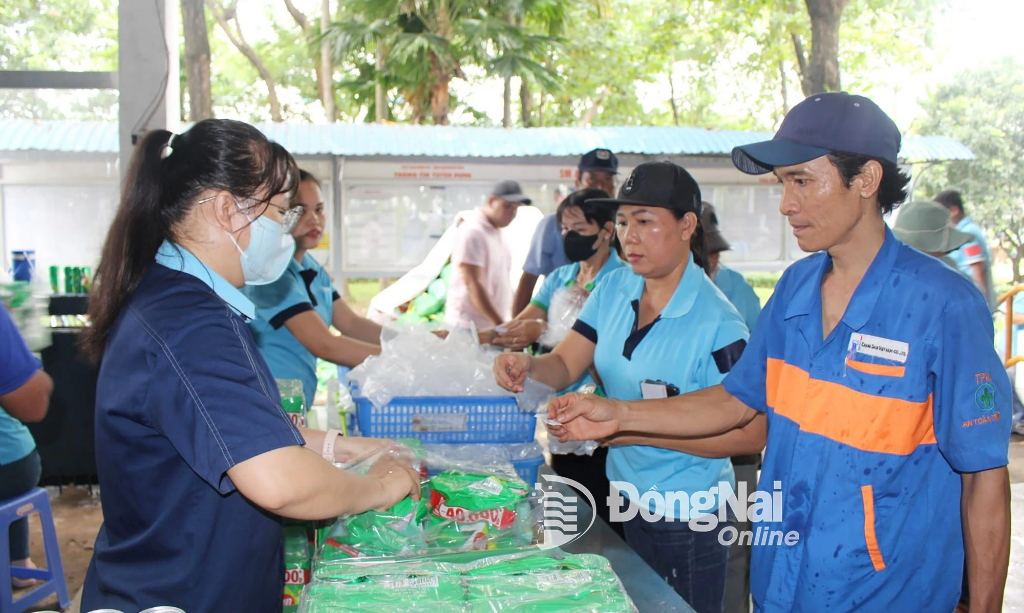 កម្មករ​តម្រង់​ជួរ​ដើម្បី​ទទួល​បាន​ភេសជ្ជៈ​មិន​គិត​ថ្លៃ​នៅ​អាហារ​សហជីព។ រូបថត៖ N.Hoa