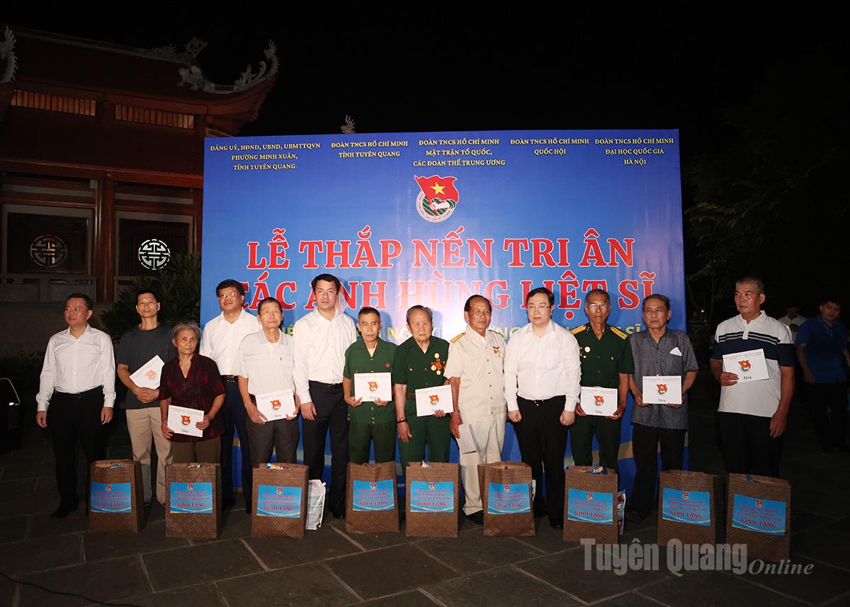 ប្រតិភូផ្តល់អំណោយដល់គ្រួសារគោលនយោបាយក្នុងខេត្ត។