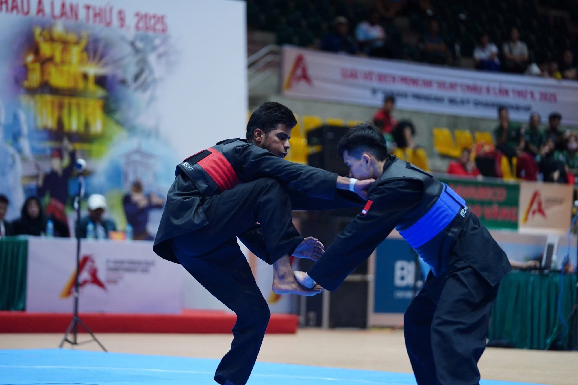 Am ersten Tag der asiatischen Pencak-Silat-Meisterschaft 2025 explodierte die Arena – Foto 10