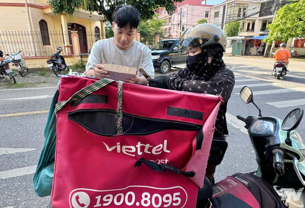Người tiêu dùng cần kiểm tra kỹ thông tin đơn hàng, nguồn gốc sản phẩm trước khi nhận để tránh rủi ro mua phải hàng giả, hàng không đúng mô tả. Ảnh: T.L	
