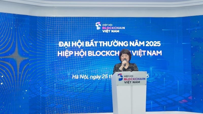 លោកស្រី Pham Thu Hang អនុប្រធាននាយកដ្ឋាននៃអង្គការមិនមែនរដ្ឋាភិបាល នៃក្រសួងមហាផ្ទៃ ស្នើឱ្យសមាគមចេញក្រមសីលធម៌វិជ្ជាជីវៈឱ្យបានឆាប់។ (រូបថត៖ PV)