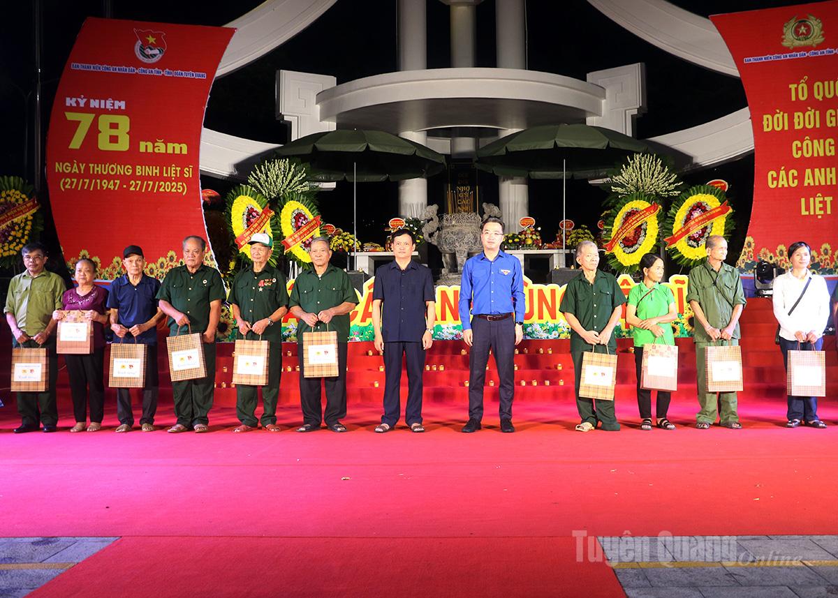លេខាសម្ព័ន្ធយុវជនមជ្ឈិម Nguyen Tuong Lam ជូនអំណោយដល់យុទ្ធជនពិការ យោធិនឈឺ និងប្រជាជនដែលបានរួមចំណែកក្នុងបដិវត្តន៍។