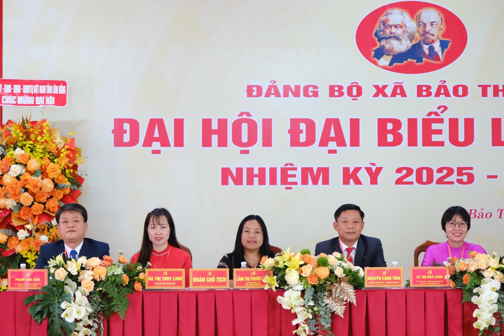 Đoàn Chủ tịch điều hành phiên làm việc Đại hội Đảng bộ xã Bảo Thuận
